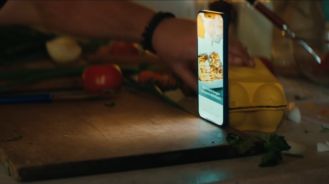 蘋果發布 iPhone 12 Cook 宣傳片：在廚房展現防塵防水效果