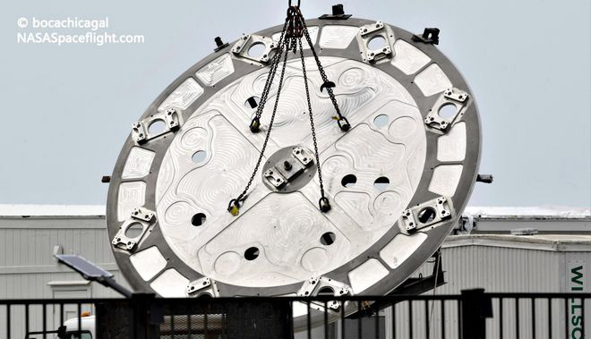 SpaceX 新型底盤抵達星艦基地，最多可搭載 13 部引擎