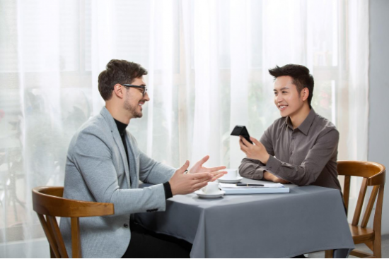 科大訊飛翻譯機怎么樣？訊飛雙屏翻譯機讓工作生活更容“譯”